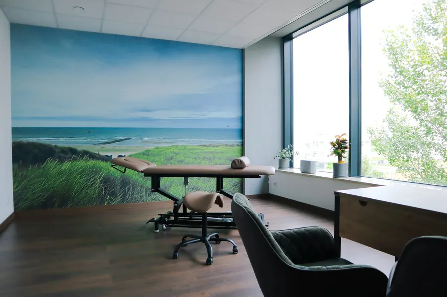 Consultorio con vista al verde -- mesa de tratamiento y fotomural