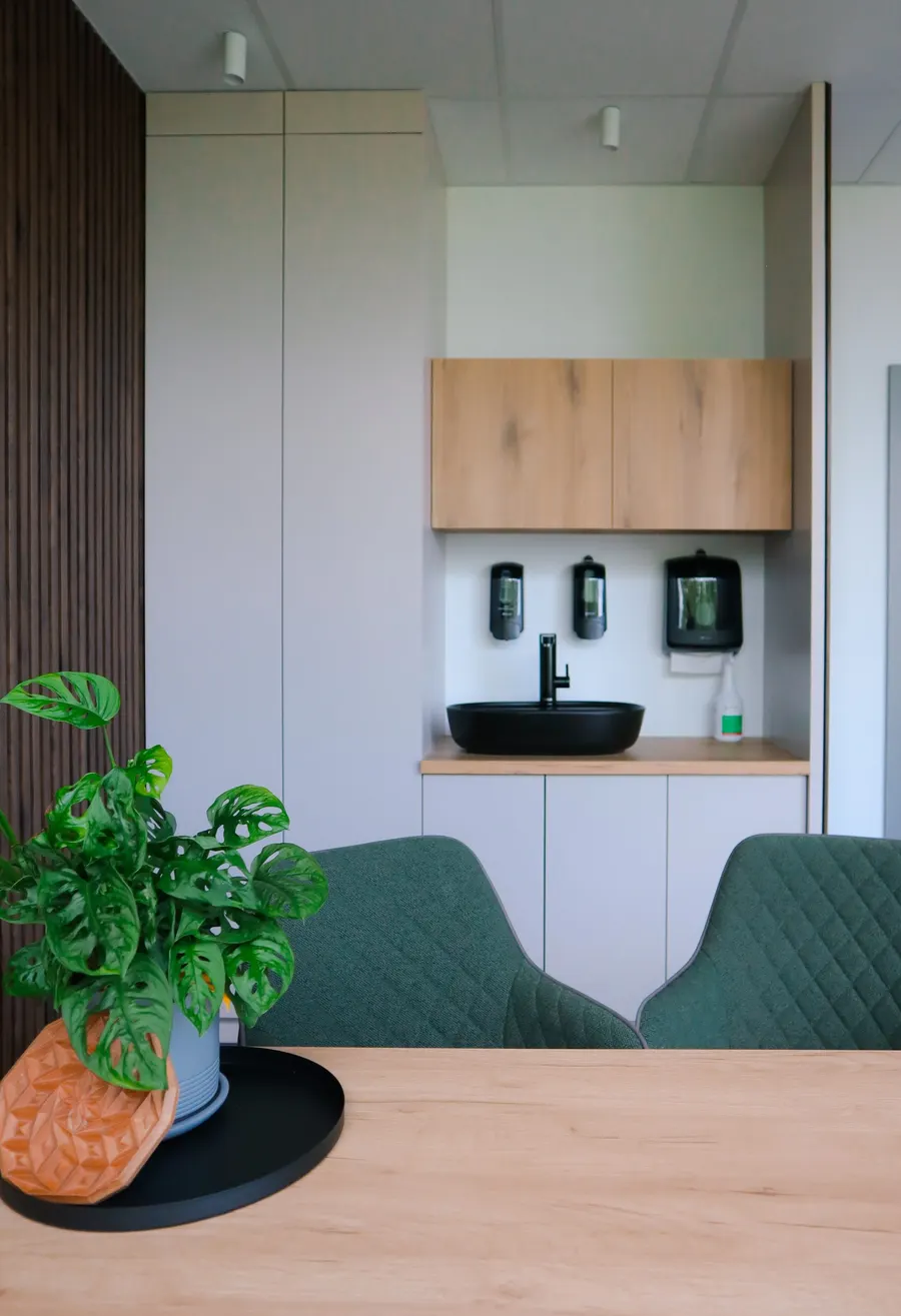 Rincon con lavabo y plantas en el consultorio